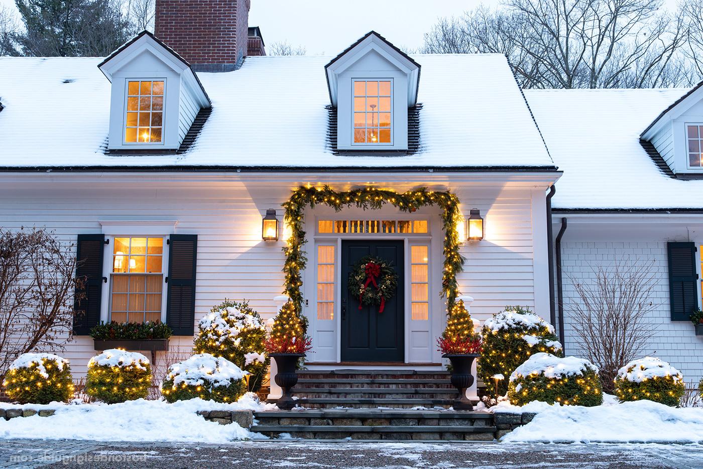 New England home dressed for the holidays by landscape design and installation firm 一片草