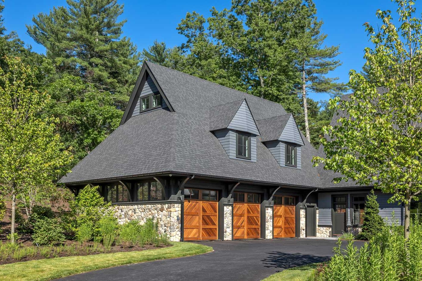 Shingle style home in rural wooded setting - Construction built 3 car garage / basketball court by 林奇建设 & 重构