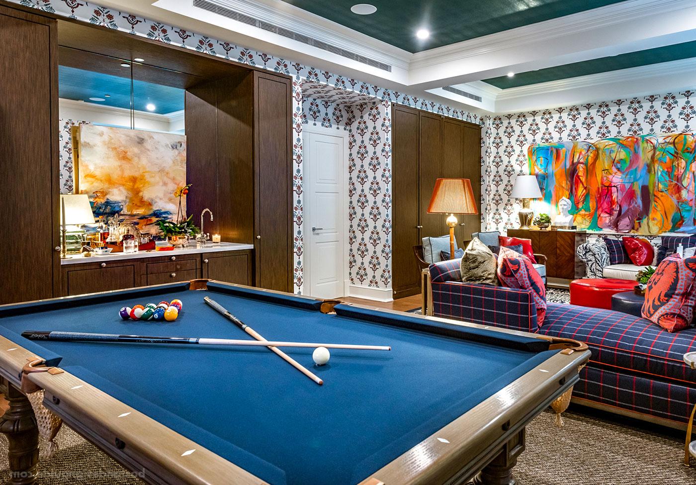 Eric Haydel design设计的彩色纽约客厅和游戏室