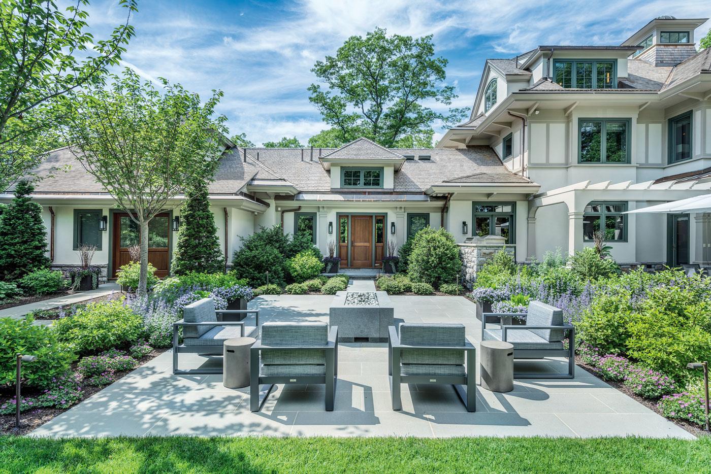 Custom patio for outdoor living in a high-end Boston home designed by 莫尔豪斯麦克唐纳公司 由桑福德定制建筑公司建造.