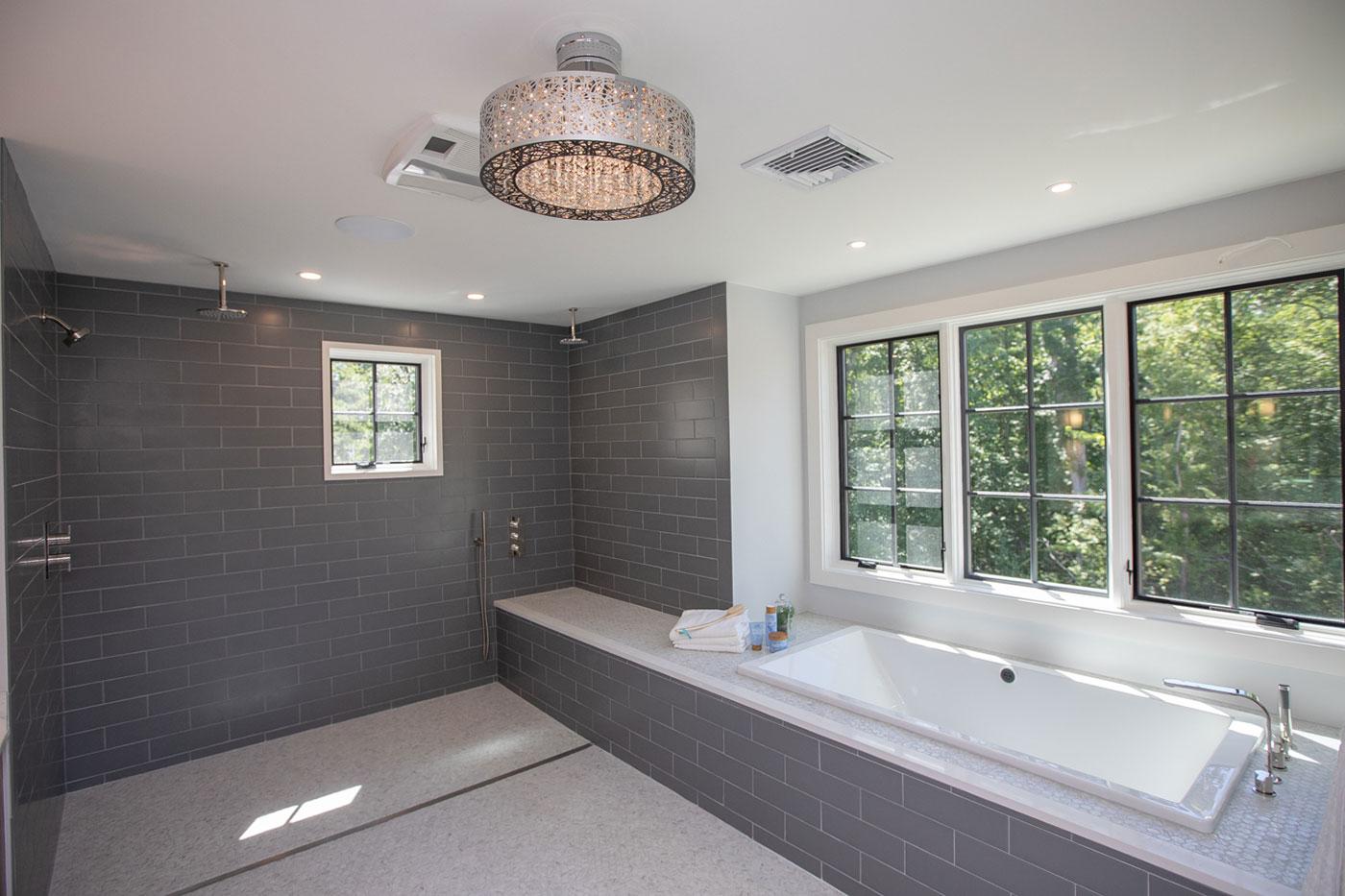一个特别适应的智能家居的主浴室，通过R.I.S.E. 加里·辛尼斯基金会的项目