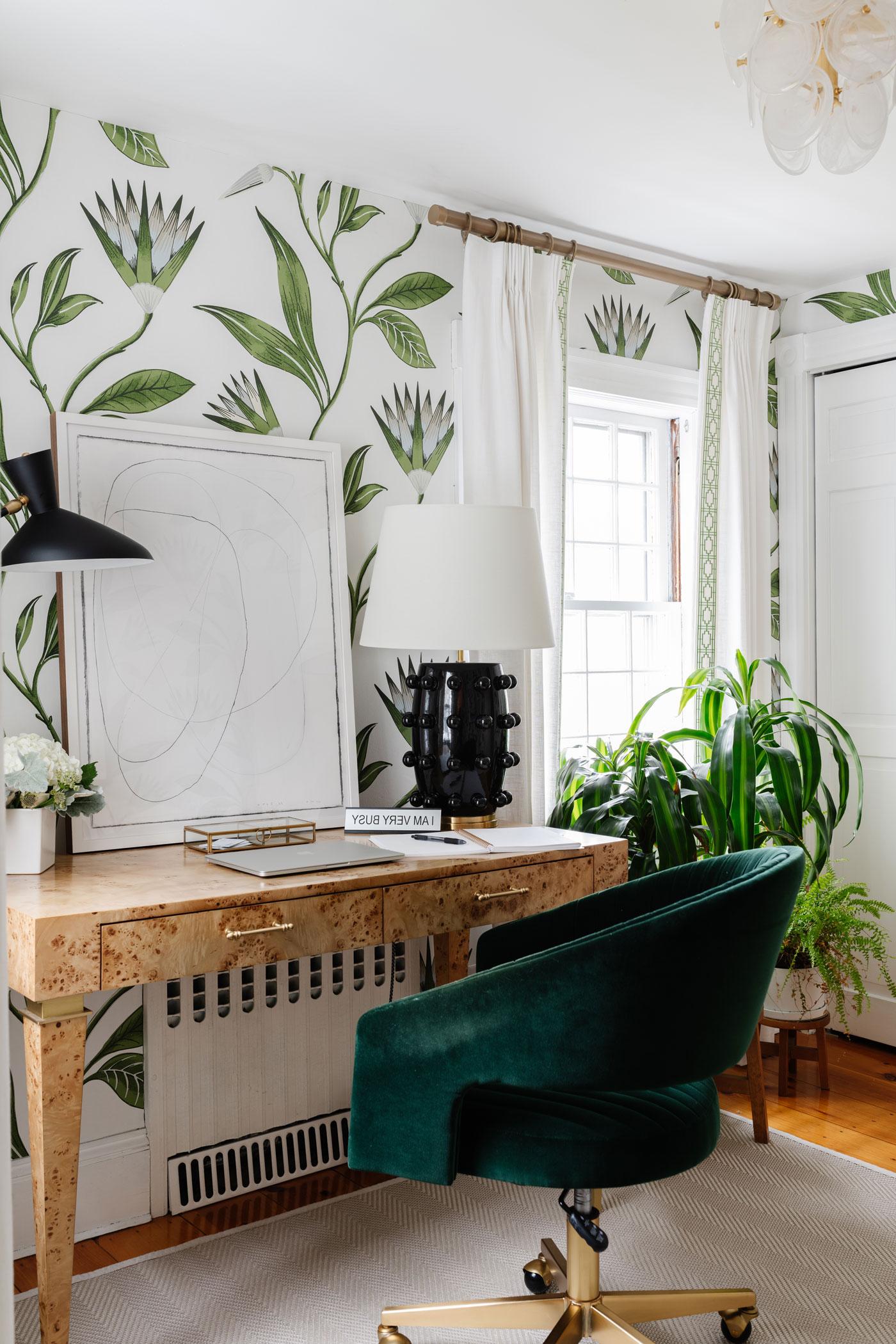办公室配有小桌子、绿色椅子和植物墙纸