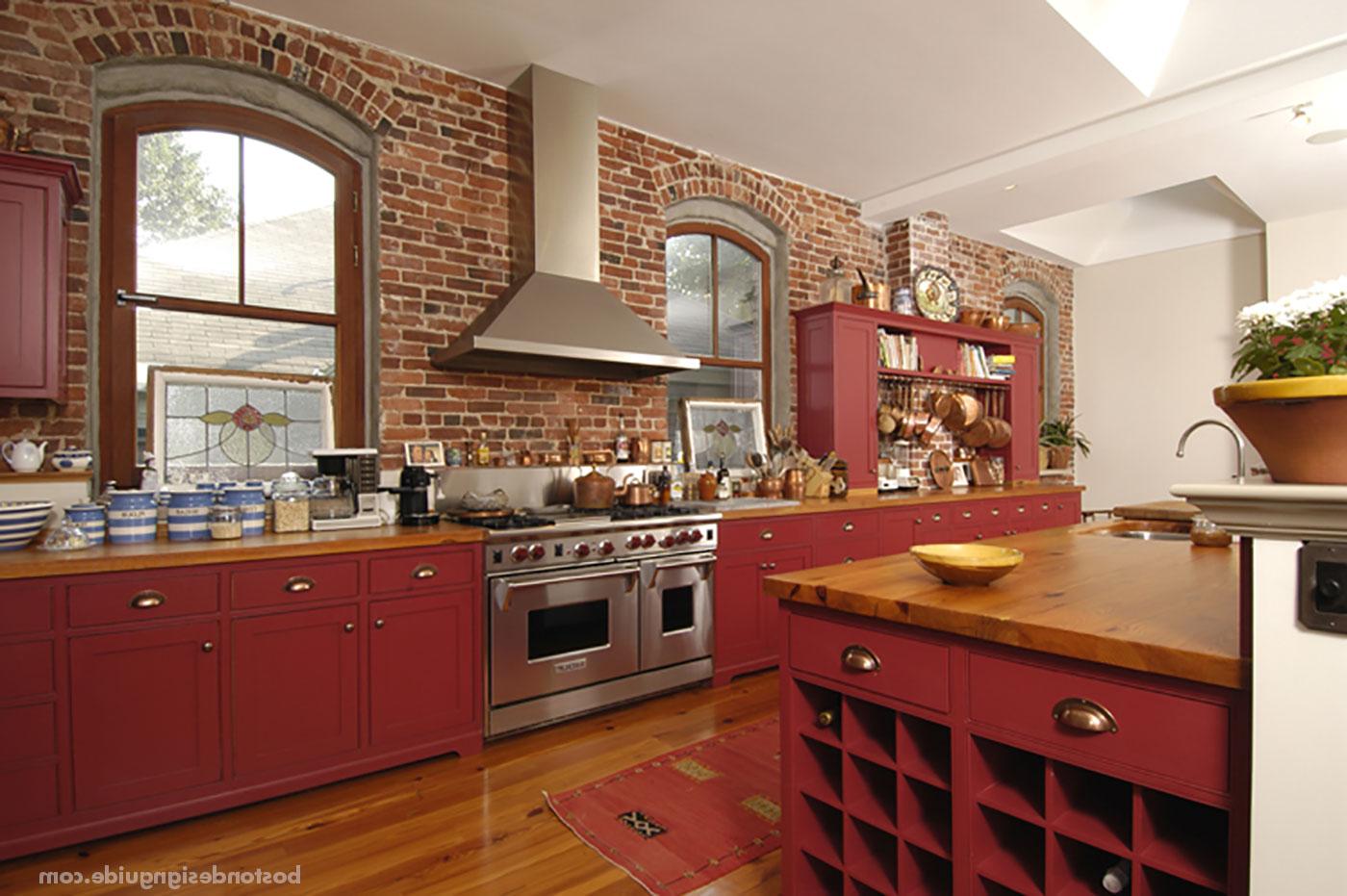 S+H建筑公司对红色厨房进行了外露砖改造