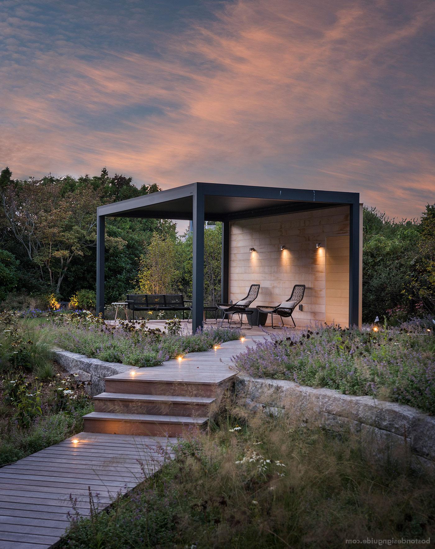 由sitecrecreative景观建筑设计，舒马赫公司建造的海岸草地上的遮荫凉棚