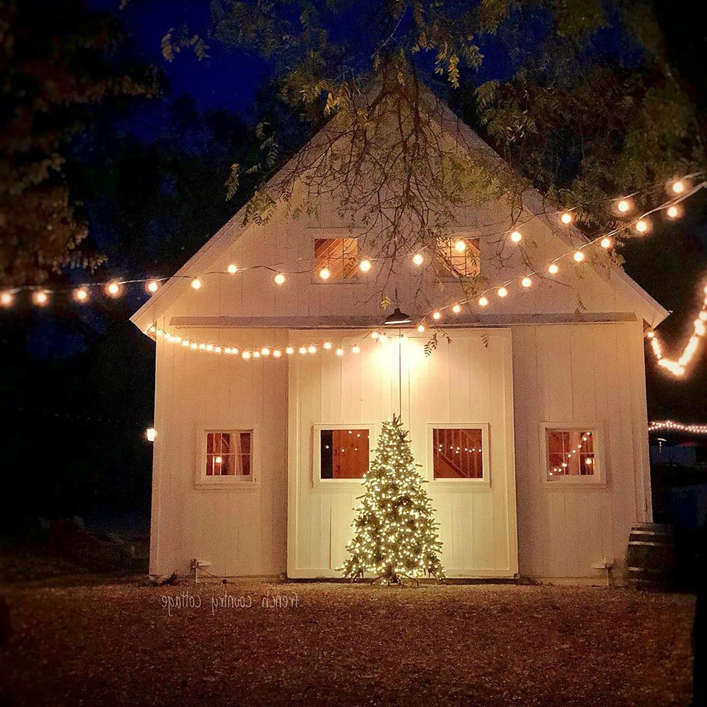 Holiday decorations on a Yankee Barn 首页