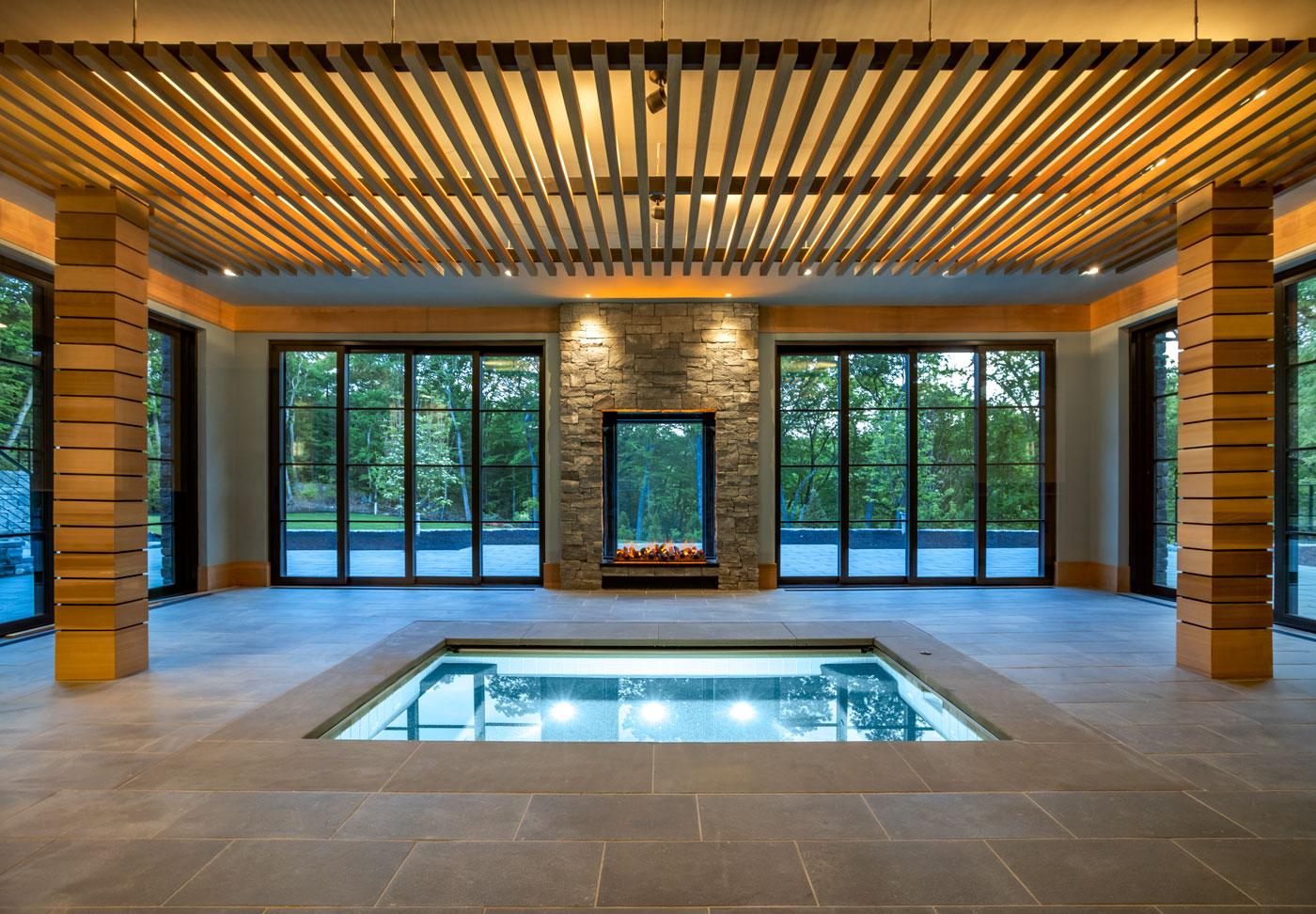 indoor swimming pool 和 fireplace