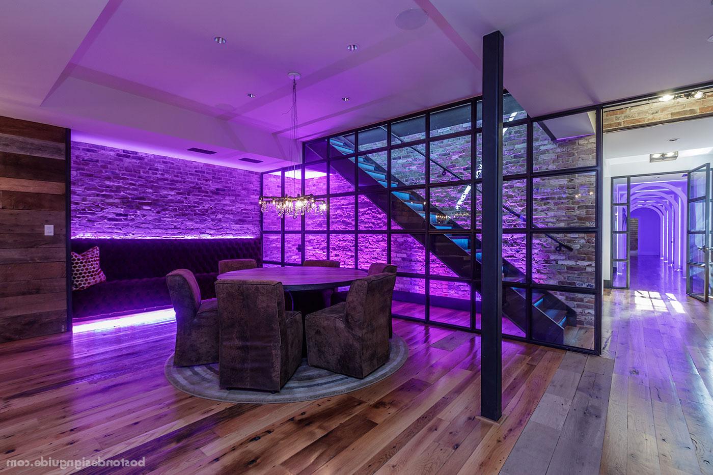 BPC建筑事务所设计的聚会谷仓的休息区，带有紫色的灯光