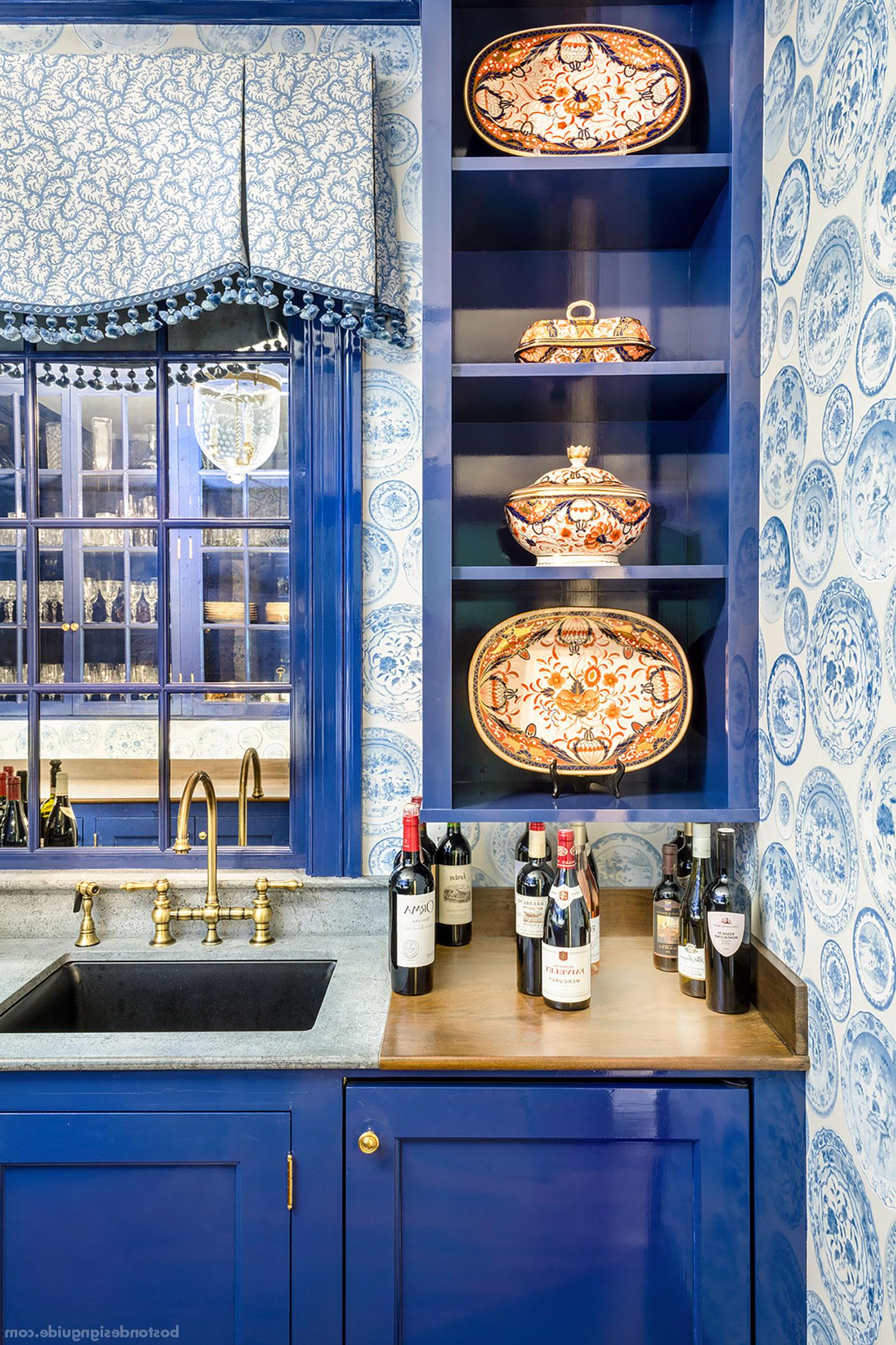 Classic blue wet bar designed by 卡特 & Company Interior Design 