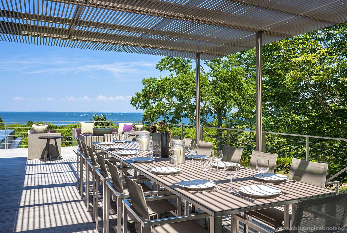 室外游泳池亭子和餐厅露台由Kistler设计 & 克纳普建筑商.
